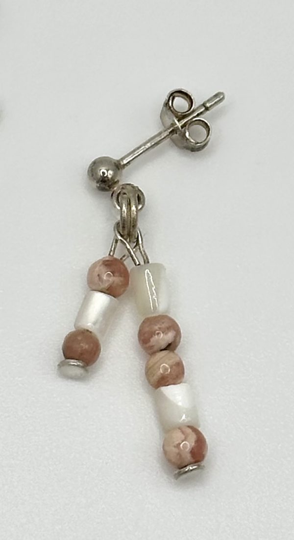 Rhodochrosit mit Perlmutt Ohrstecker – Bild 2