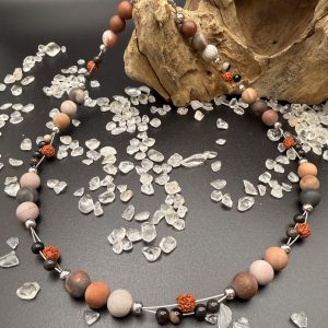 Halskette mit versteinertem Holz