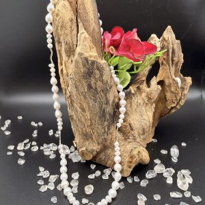 Kette mit Süßwasserperlen und "Wellen" aus Silber und Friedenstaube-Charm