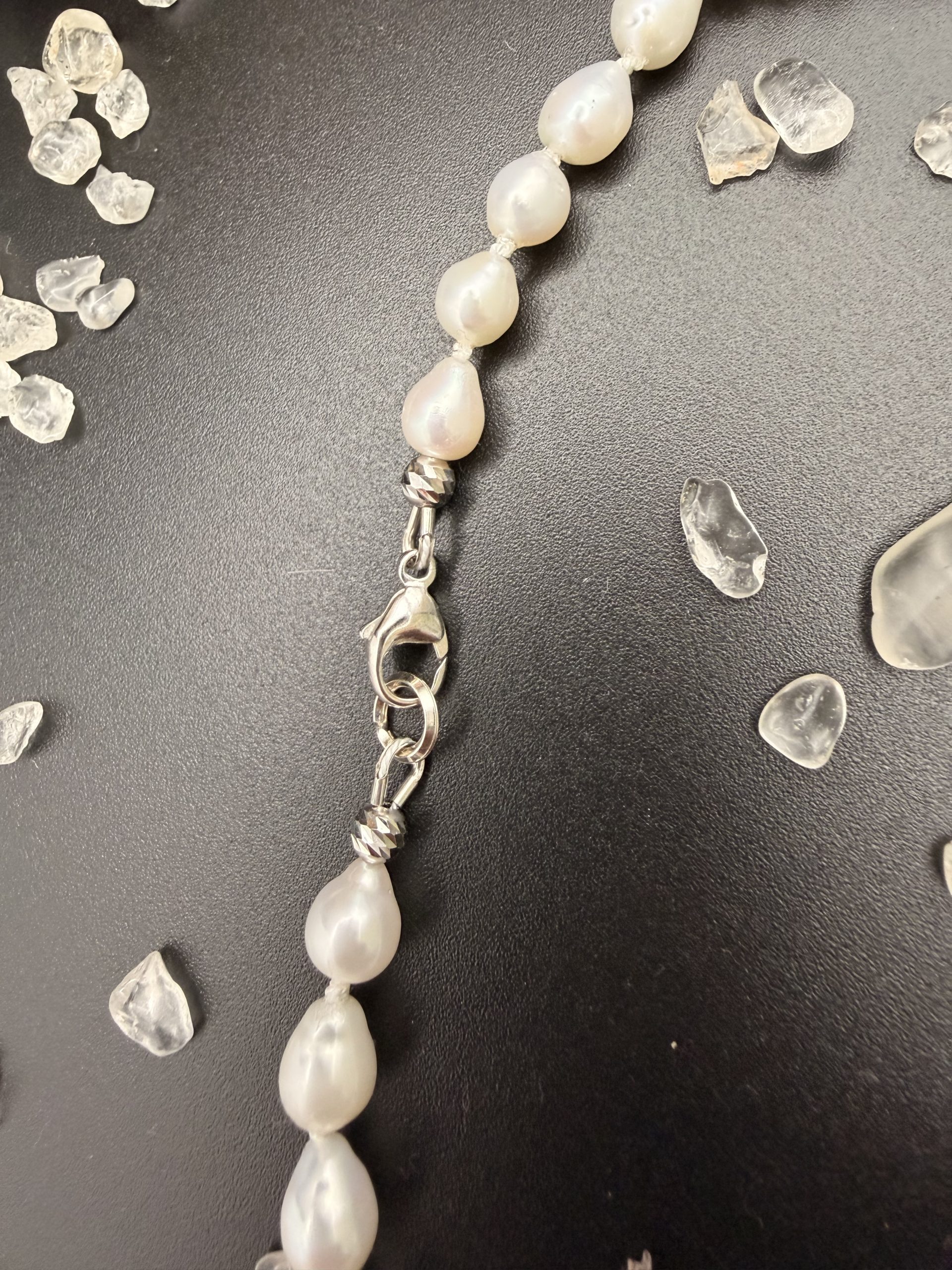 Kette mit Süßwasserperlen und "Wellen" aus Silber und Friedenstaube-Charm 3 Kette mit Süßwasserperlen und "Wellen" aus Silber und Friedenstaube-Charm – Bild 3